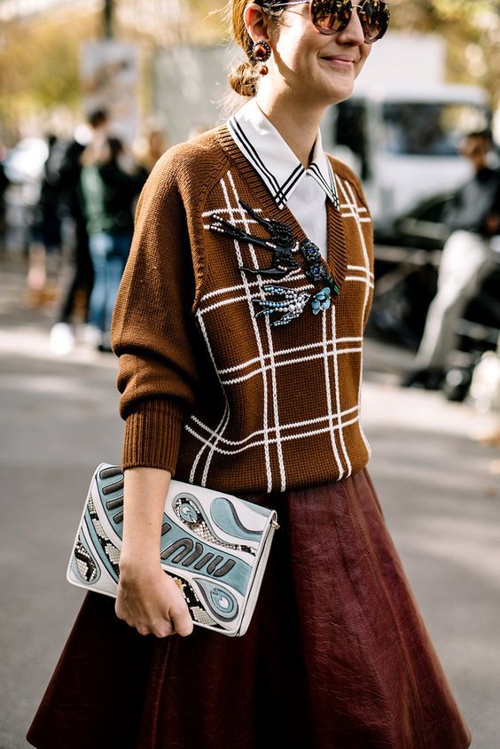 Miu Miu, street style, poulover me karfitses, knit top with brooches, embellished knit, what to wear in Christmas. statement jewelry