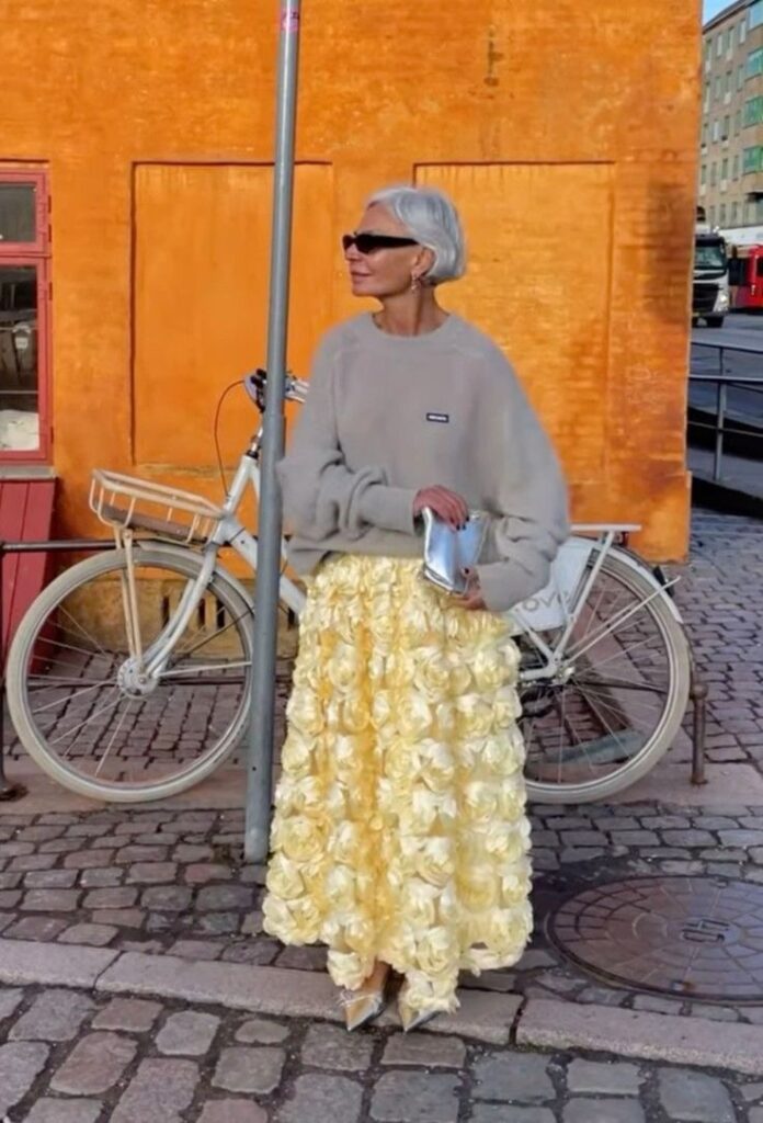 statement skirt with hoodie, how to be styling in Christmas, floral skir, statement fousta me fouter, ti na foresw ta xristougenna, fousta me triantafylla
